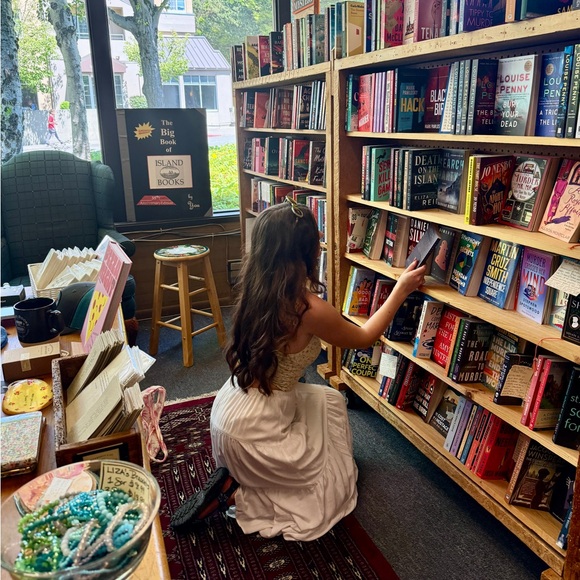 Meet your Posher, Hailey - Picture 1 of 1